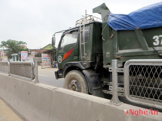 Ba tấm lưới chống lóa bị tháo trộm chỉ cách UBND xã Diễn Hồng hơn 50 met