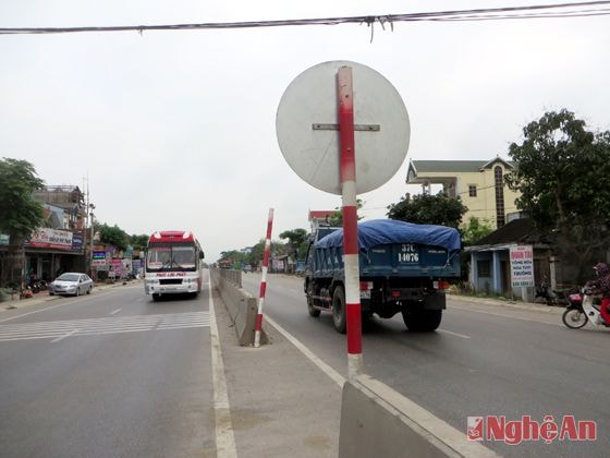 Biển chỉ dẫn chỉ còn trơ cọc và bị đâm xiêu