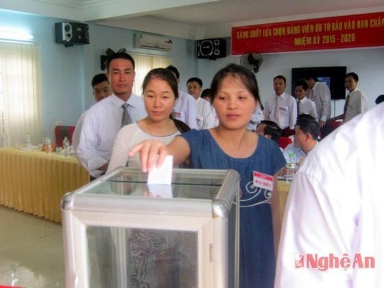 Các đảng viên bỏ phiếu bầu BCH Đảng bộ khóa mới