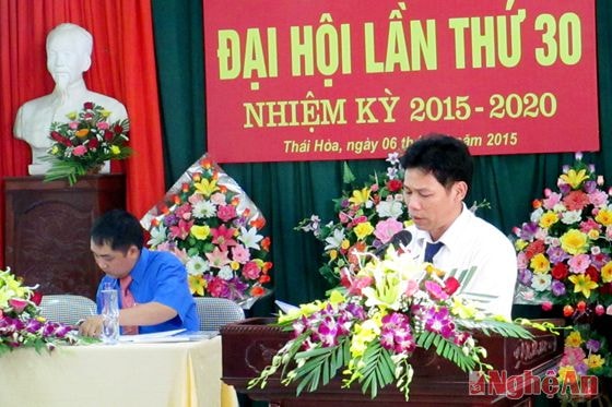 Đồng chí Lê Thanh Huyền - Thị ủy viên, Bí thư chi bộ trình bày báo cáo chính trị