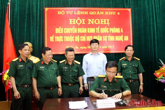 Đại tá Hà Tân Tiến, UVBTV, Chỉ huy trưởng Bộ CHQS tỉnh kí biên bản bàn giao