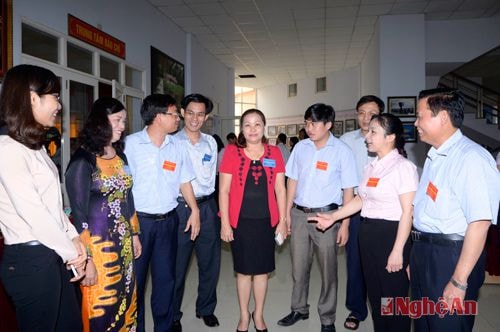 Các đại biểu trao đổi bên lề đại hội. Ảnh: Sỹ Minh