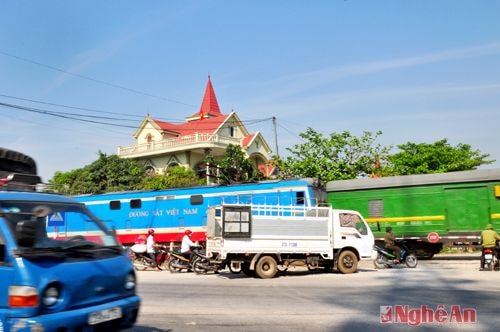 Nút giao QL48 với đường sắt Bắc - Nam và QL1A thường ách tắc và mất an toàn.