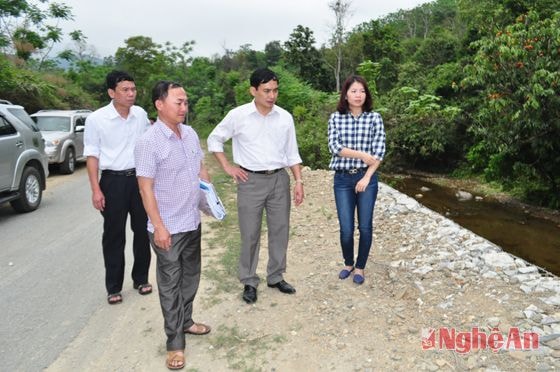 Đoàn giám sát trực tiếp đi thực địa tuyến đường huyện được duy tu ở Nghi Lộc
