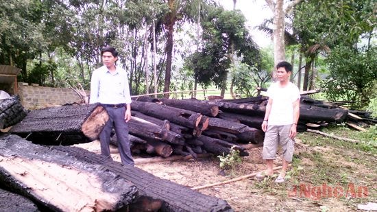 Ngôi nhà sàn cháy thành củi than