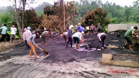 Họ hàng làng xóm giúp đỡ gia đình ông Ánh dọn dẹp nhà đã cháy.