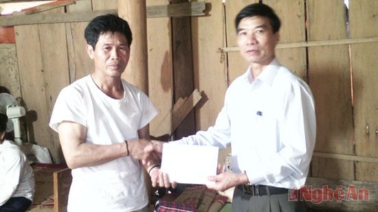 MTTQ huyện Quỳ Hợp trao hỗ trơ 10 triệu đồng từ nguồn quỹ cứu trợ khẩn cấp.