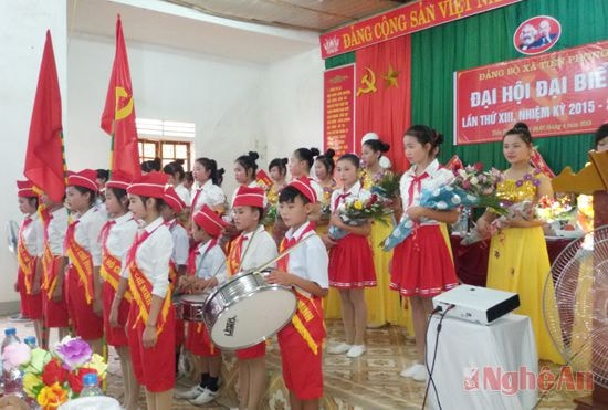 Học sinh Trường Tiểu học Tiền Phong chúc mừng đại hội.