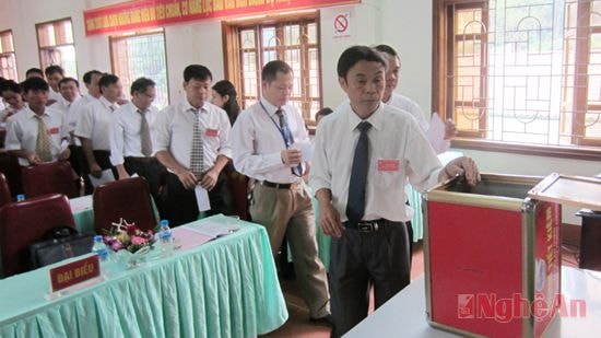 Các đại biểu bỏ phiếu bầu ban chấp hành nhiệm kỳ mới.