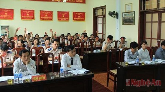 Các đảng viên biểu quyết thông qua nghị quyết đại hội