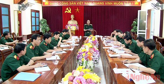 Trung tướng Võ Văn Việt, Bí thư Đảng ủy, Chính ủy Quân khu chủ trì hội nghị.