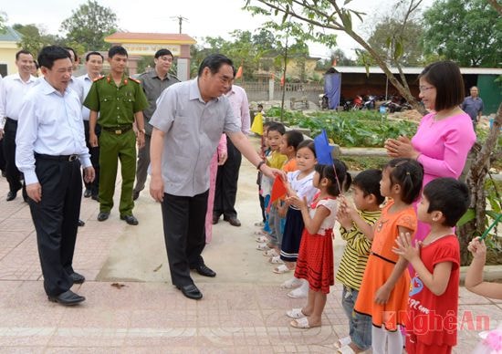 Đồng chí Lê Hồng Anh thăm hỏi các cháu Trường Mầm non Nam Thành.