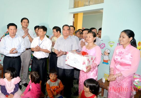 Tặng quà cô - trò Trường Mầm non Nam Thành.