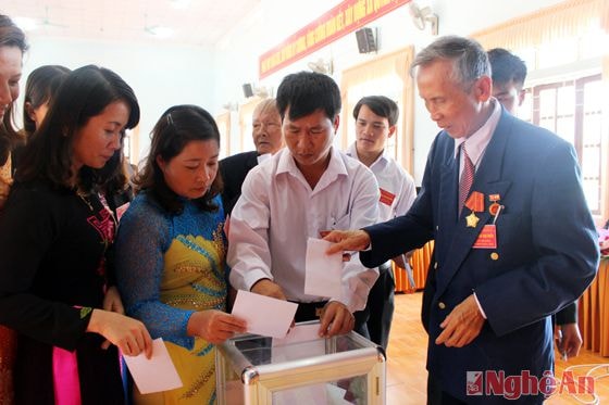 Các đại biểu bỏ phiếu bầu BCH Đảng bộ xã Quỳnh Lộc (TX. Hoàng Mai) nhiệm kỳ 2015 - 2020.   Ảnh: Nguyễn Vân