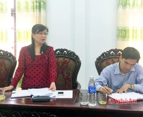 Bà Thái Thị Thanh Vân, Trưởng ban Tuyên giáo huyện phát biểu ghi nhận việc tuyên truyền trên báo Nghệ An khá toàn diện trên nhiều lĩnh vực