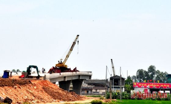 Dự án thi công cầu vượt đang tạm dừng vì tại vị trí thi công trụ T4 chưa được bàn giao mặt bằng.