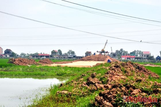 Vị trí đấu nối đường dẫn cầu vượt và QL48 chưa triển khai thi công