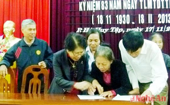 Các đảng viên hưu trí phường Hà Huy Tập (TP. Vinh) ký giao ước thi đua năm 2014.