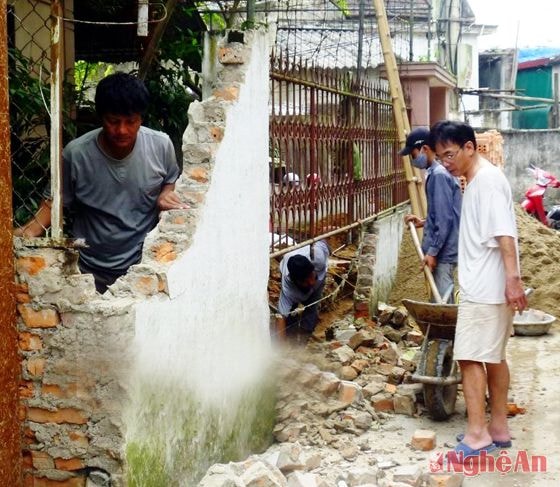 Nhân dân khối 7 - phường Hà Huy Tập - TP Vinh chủ động hiến đất làm đường