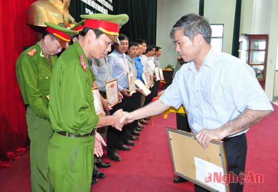 Phó Bí thư Thành ủy Vinh Nguyễn Hoài An trao tặng Giấy khen cho các tập thể có thành tích xuất sắc