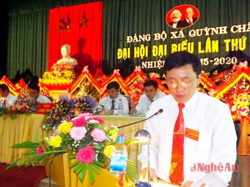 Đồng chí Vũ Văn Thưởng- Bí thư Đảng ủy xã Quỳnh Châu đọc báo cáo chính trị tại đại hội.