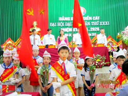 Các cháu thiếu nhi chúc mừng đại hội