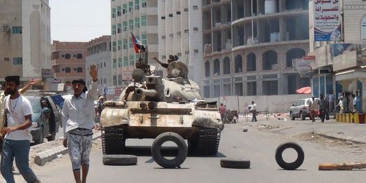 Phiến quân Houthi trên đường phố Aden hôm 2 tháng 4. Ảnh: AP