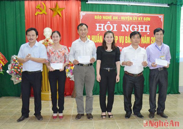 Lãnh đạo Ban tuyên giáo huyện ủy Kỳ Sơn và Báo Nghệ An tặng thưởng cho các cộng tác viên xuất sắc trong hội nghị tập huấn.