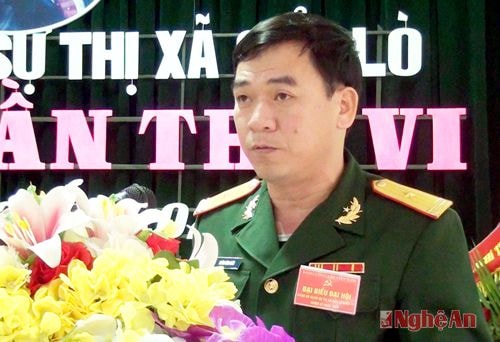 Thiếu Tá Hoàng Đức Luân – Chỉ huy trưởng Ban chỉ huy quân sự thị xã Cửa Lò phát biểu tại đại hội