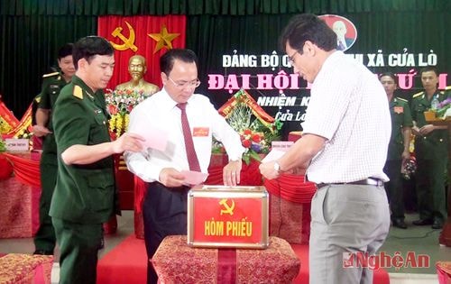 Các đại biểu bỏ phiếu bầu BCH khóa mới