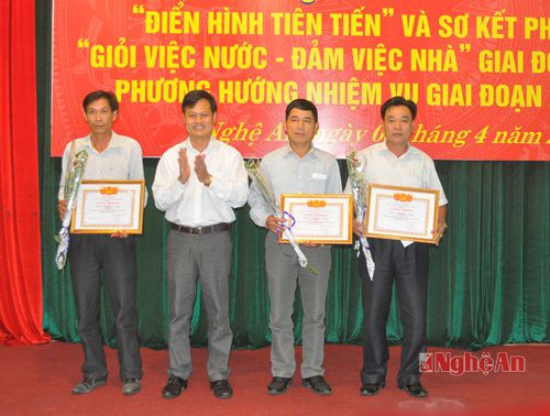 Lãnh đạo Trung tâm khuyến nông tỉnh trao Giấy khen cho các tập thể và cá nhân đã có thành tích xuất sắc trong phong trào thi đua giai đoạn 2010-2015.