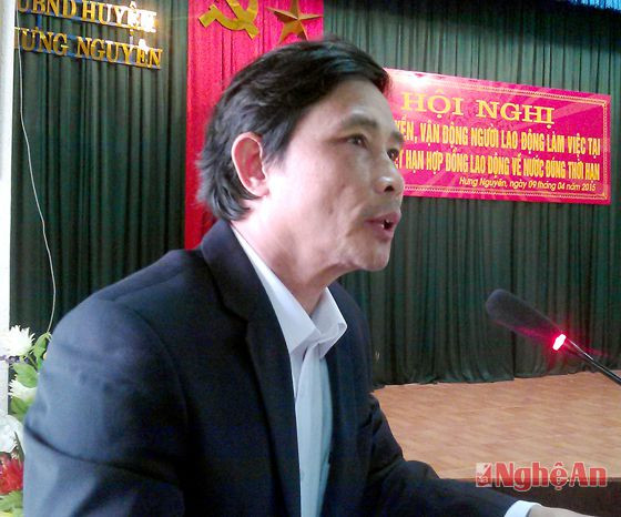 Ông Hồ Văn Hiệp phó chủ tịch UBND huyện Hưng  Nguyên báo cáo công tác tuyên truyền  vận động người lao động.