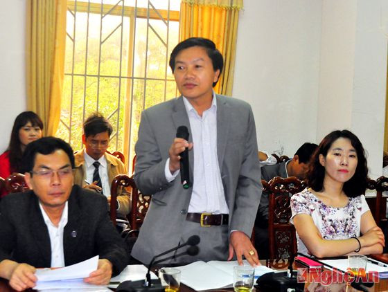 Ông Nguyễn Mạnh Hà, Phó trưởng phòng Giáo dục chuyên nghiệp giới thiệu về chương trình đào taọ tại Hàn Quốc sau chuytến tìm hiểu thực tế