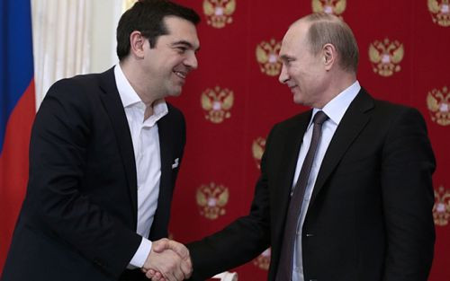Thủ tướng Hy Lạp Alexis Tsipras bắt tay Tổng thống Nga Vladimir Putin (ảnh: TASS)