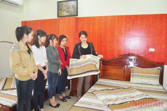 Sinh viên Trường Cao đẳng nghề du lịch Thương mại Nghệ An đang  thực hành nghề quản trị khách sạn