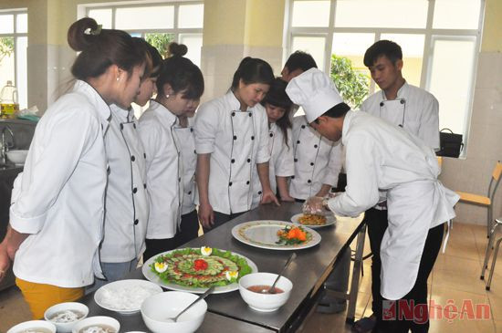 Sinh viên Trường Cao đẳng nghề Du lịch - Thương mại Nghệ An thực hành chế biến món ăn.