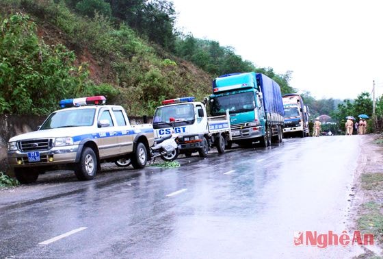 Công an huyện Tương Dương phát hiện đoàn xe chở gỗ từ Lào về có dấu hiệu chở quá khổ, quá tải.