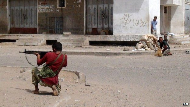Nhiều cuộc giao tranh vẫn đang diễn ra tại thành phố Aden (Ảnh: AFP)