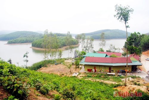 Khu nhà hàng sinh thái bên hồ Vệ Vừng.