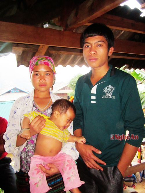 Gia đình đôi vợ chồng trẻ  ở Keng Đu - Kỳ Sơn.