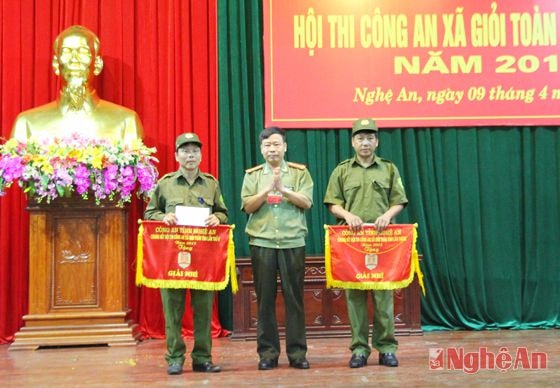 Trao thưởng cho đội đạt giải nhì