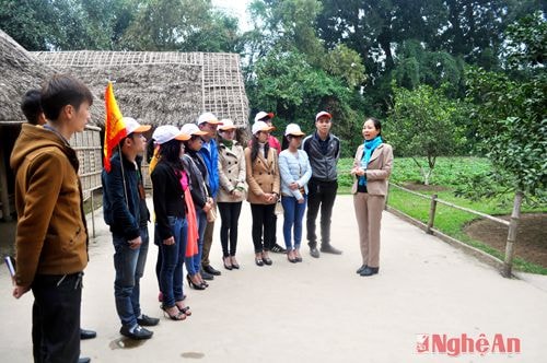 Khách du lịch đi theo tour của Công ty lữ hành TST nghe thuyết minh tại  quê nội Bác Hồ