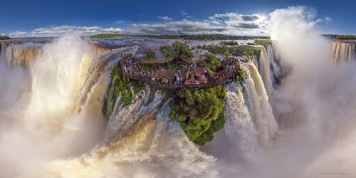 Thác Iguazu - một trong những thác nước thiên nhiên hùng vĩ và cao ngoạn mục, được nhiều người viếng thăm nhiều nhất ở Nam Mỹ, nằm trên đường biên giới của hai nước Brazil và Argentina tung bọt trắng xóa, mang đến cho người xem cảm giác choáng ngợp