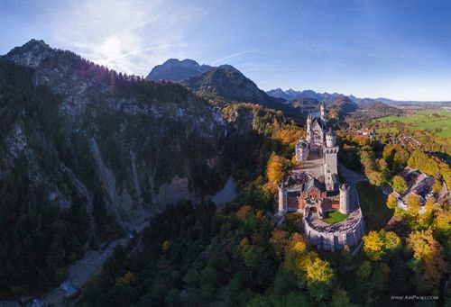 Lâu đài Neuschwanstein, Đức như đang nằm trong khung cảnh của một câu chuyện cổ tích