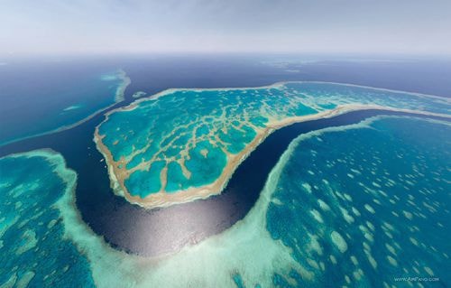 The Great Barrier Reef (dãy đá ngầm san hô lớn nhất thế giới có chiều dài 2027km) này nằm ở phía đông của bờ biển Australia, là một trong những nơi tuyệt vời nhất, một di sản thiên nhiên và là một trong những điểm đến được ưa thích nhất nhất thế giới.