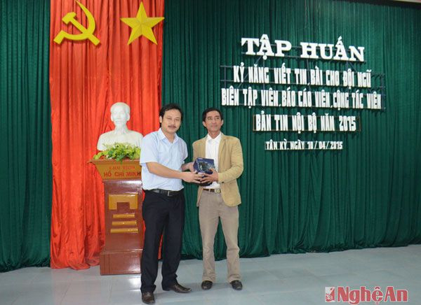 Báo Nghệ An trao tặng máy ảnh hỗ trợ tác nghiệp cho Đài phát thanh truyền hình huyện Tân Kỳ.
