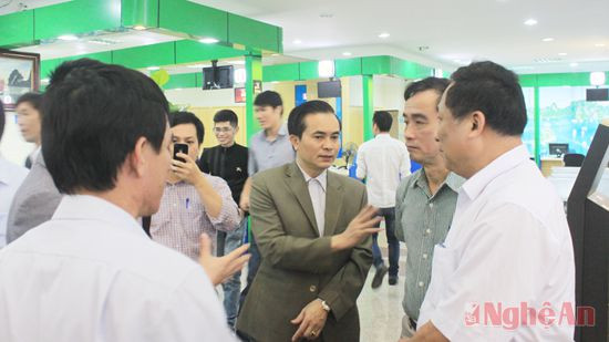 Đồng chí Lê Ngọc Hoa - Phó chủ tịch UBND tỉnh Nghệ An thăm quan tại Trung tâm hành chính công Quảng Ninh