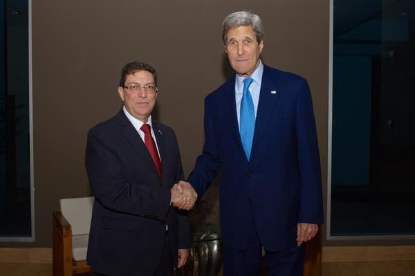 Ngoại trưởng Cuba Bruno Rodriguez bắt tay người đồng cấp Mỹ John Kerry. Nguồn: Bộ Ngoại giao Mỹ