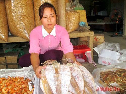 Mực khô, tép khô – những đặc sản của Cửa Lò.