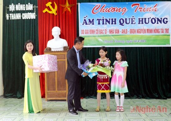 Bác sỹ Nguyễn Minh Sơn tặng hoa và quà cho đội văn nghệ